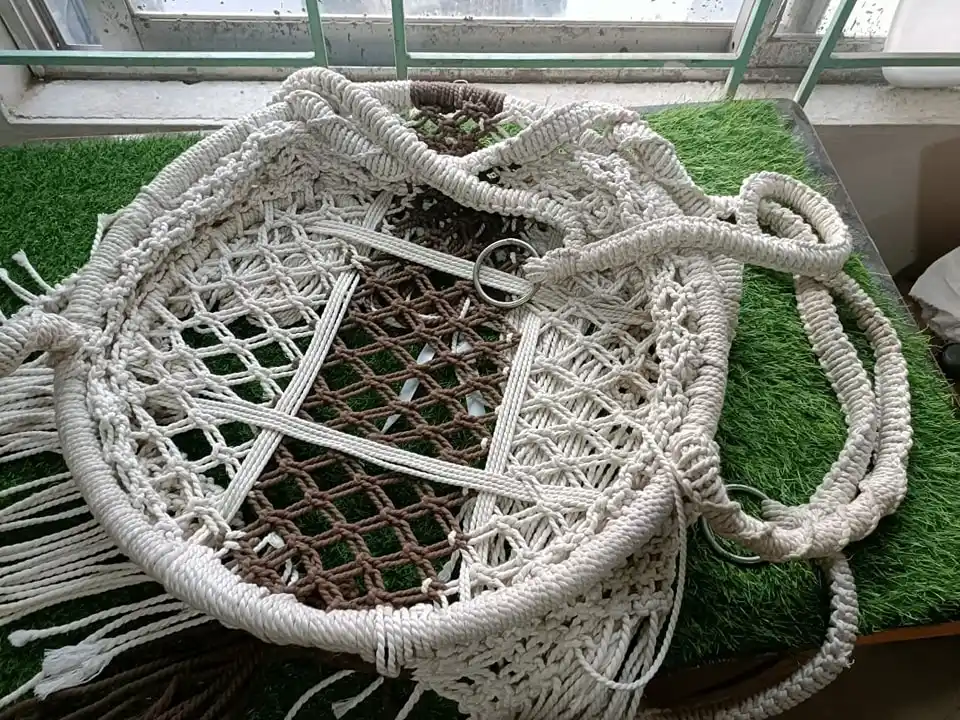 সুতার তৈরি দোলনা