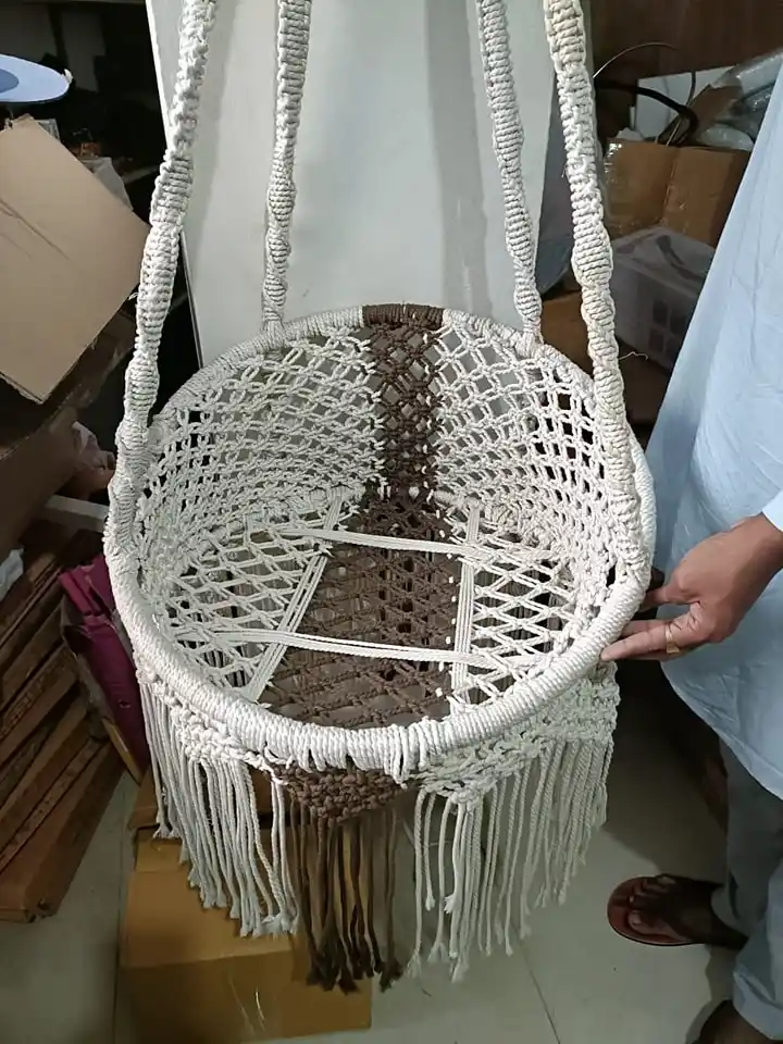 সুতার তৈরি দোলনা